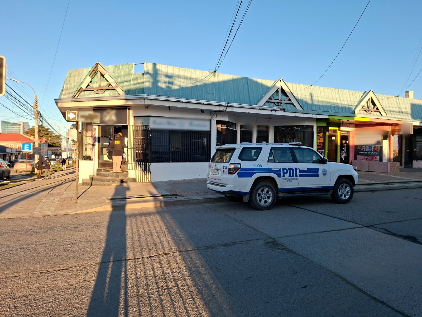 PDI detecta a 8 extranjeros infractores en fiscalización a barberías de Punta Arenas