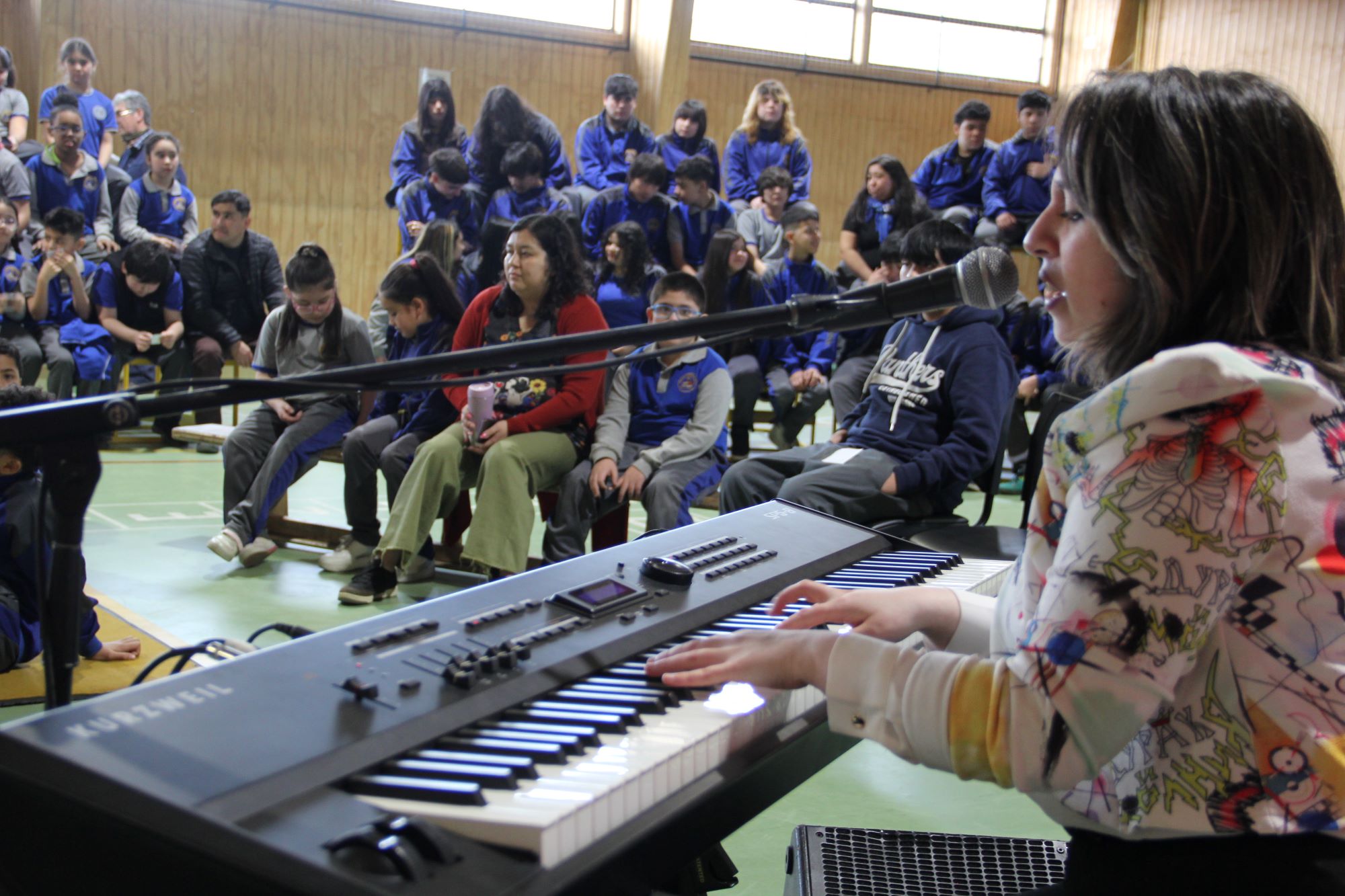 Estudiantes de la escuela Manuel Bulnes disfrutaron concierto de Karina Contreras Grupo